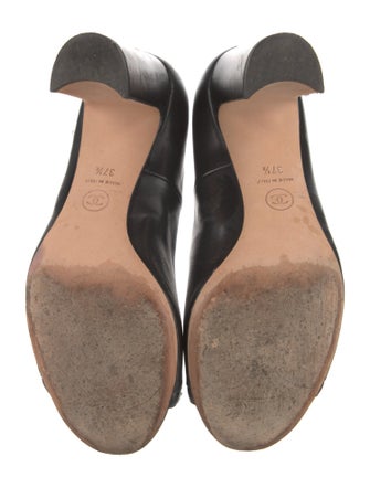 Chanel Interlocking CC Logo Leather Pumps