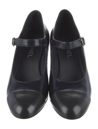 Chanel 2022 Interlocking CC Logo Pumps