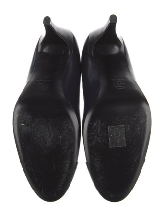 Chanel 2022 Interlocking CC Logo Pumps