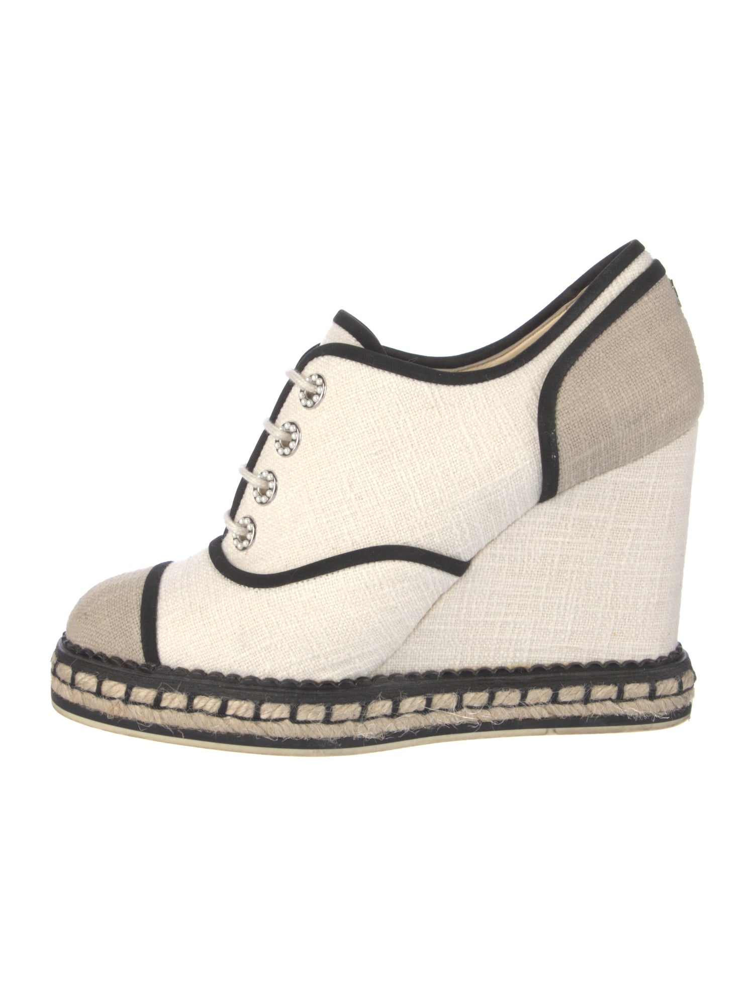 Chanel 2016 Interlocking CC Logo Pumps