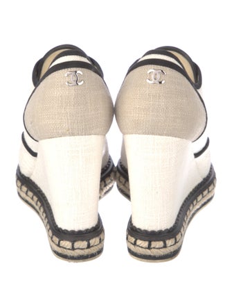 Chanel 2016 Interlocking CC Logo Pumps