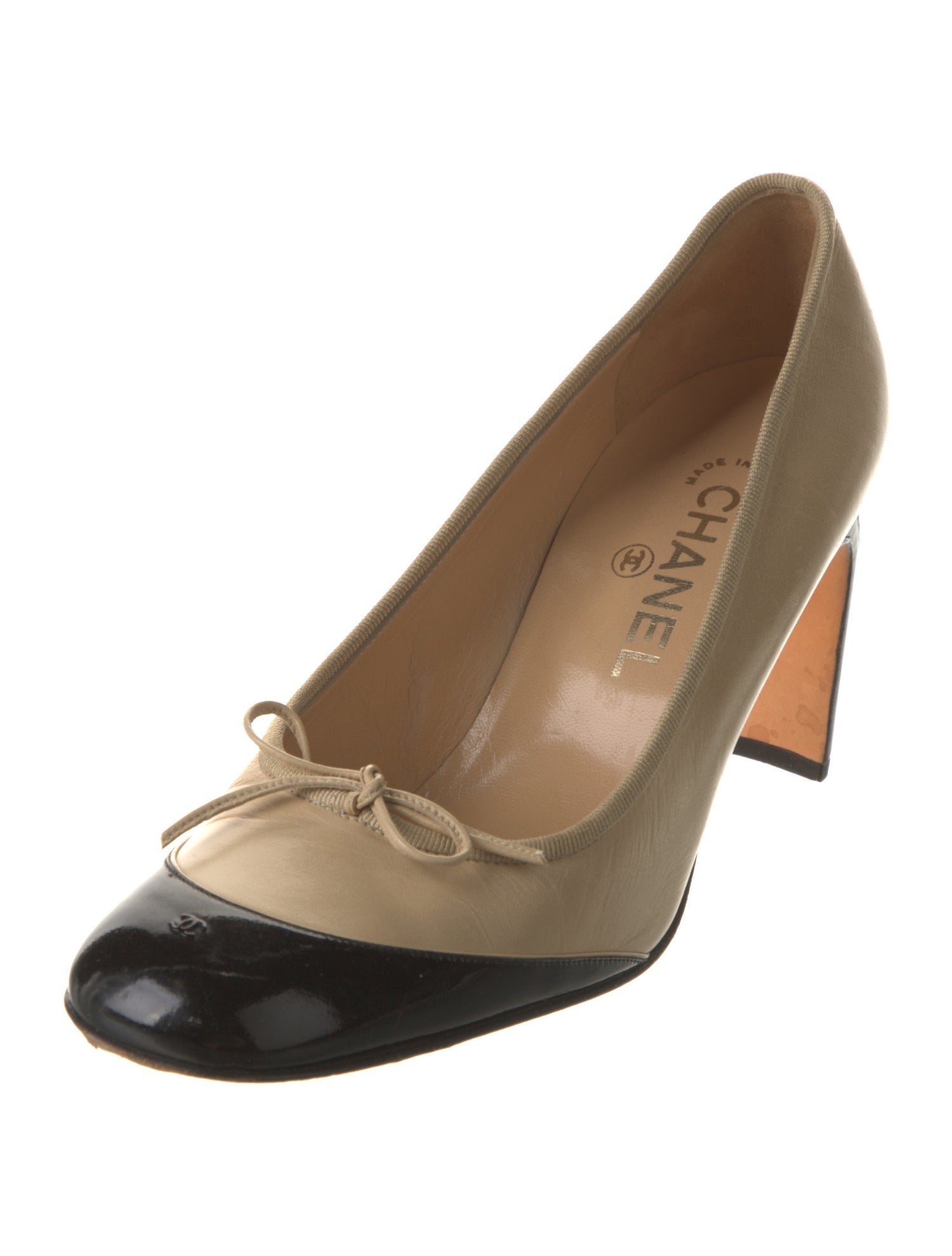 Chanel Interlocking CC Logo Leather Pumps