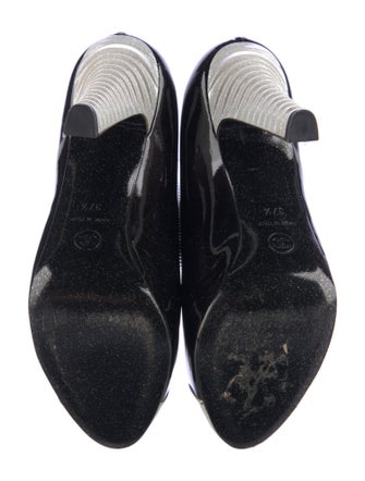 Chanel 2001 Interlocking CC Logo Pumps