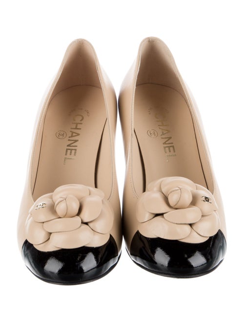 Chanel Interlocking CC Logo Leather Pumps