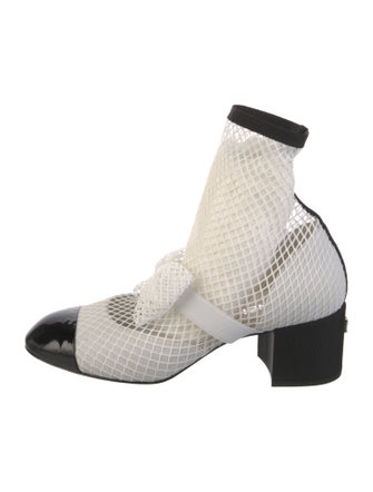 Chanel 2023 Interlocking CC Logo Pumps