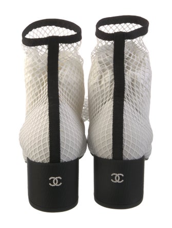 Chanel 2023 Interlocking CC Logo Pumps