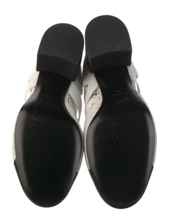 Chanel 2023 Interlocking CC Logo Pumps