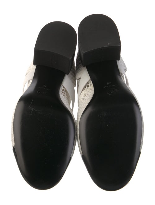 Chanel 2023 Interlocking CC Logo Pumps