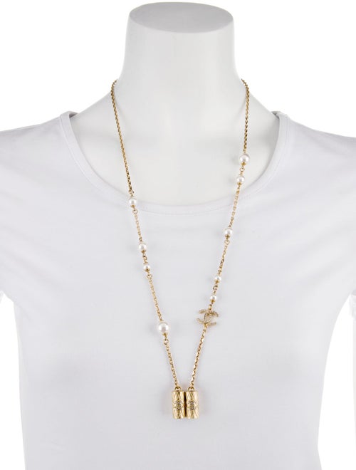 Chanel Faux Pearl & Strass CC Airpods Necklace