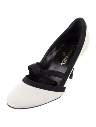 Chanel Interlocking CC Logo Grosgrain Trim Pumps