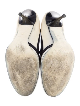 Chanel Interlocking CC Logo Grosgrain Trim Pumps