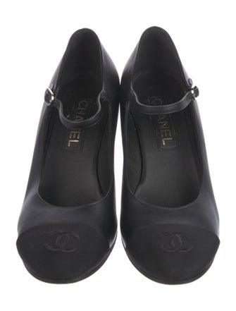 Chanel 2023 Interlocking CC Logo Pumps