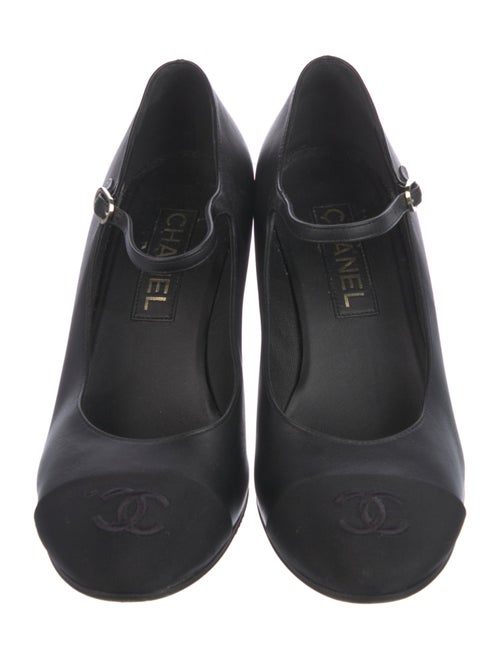 Chanel 2023 Interlocking CC Logo Pumps