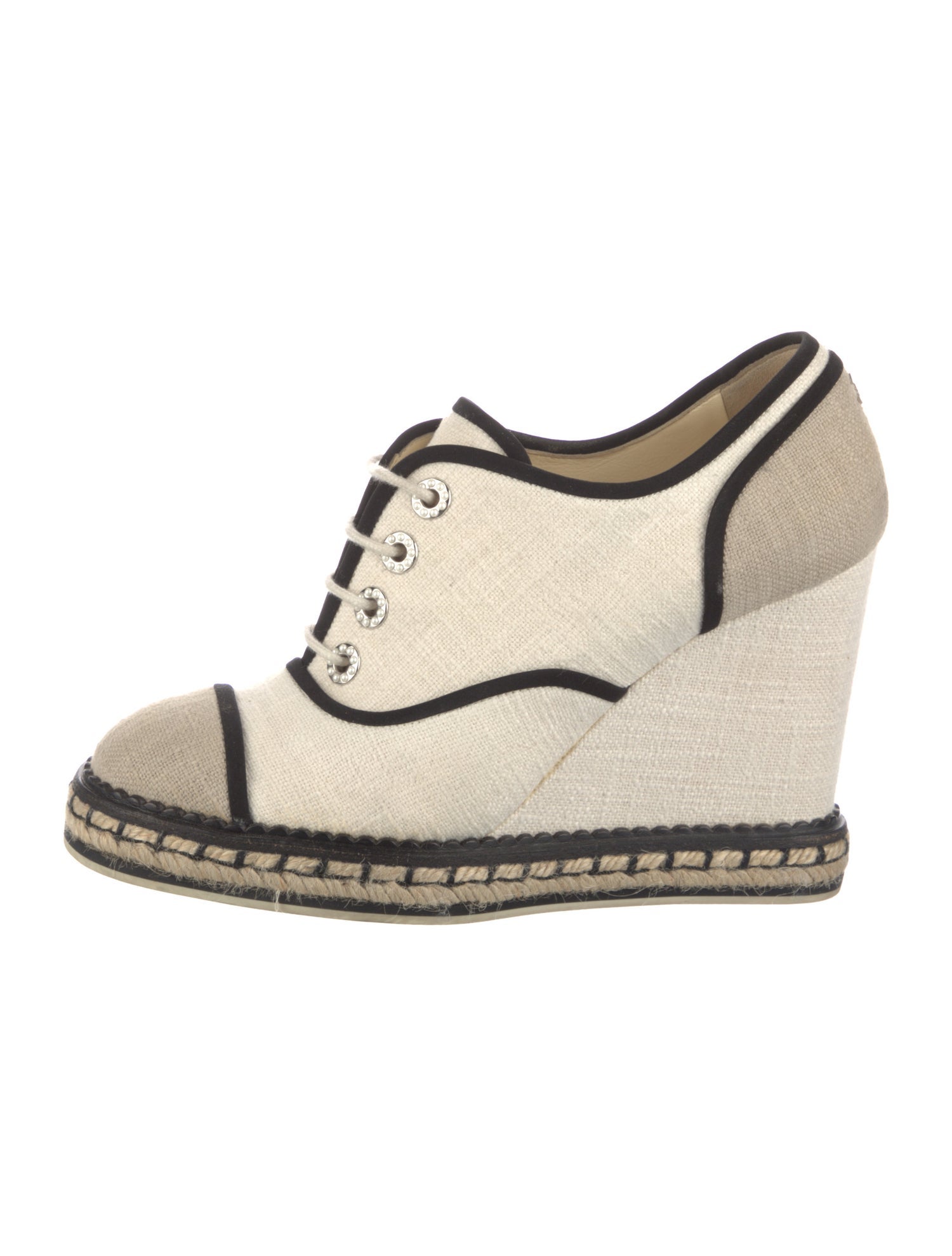 Chanel Interlocking CC Logo Canvas Pumps