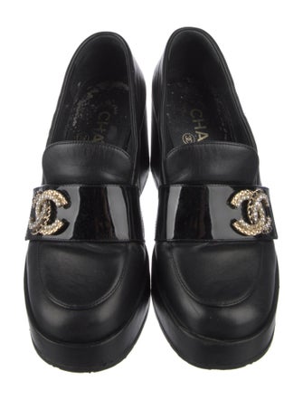 Chanel Interlocking CC Logo Leather Pumps