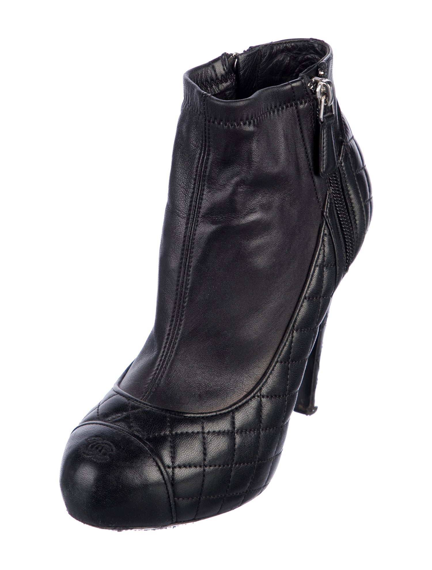 Chanel Interlocking CC Logo Leather Pumps