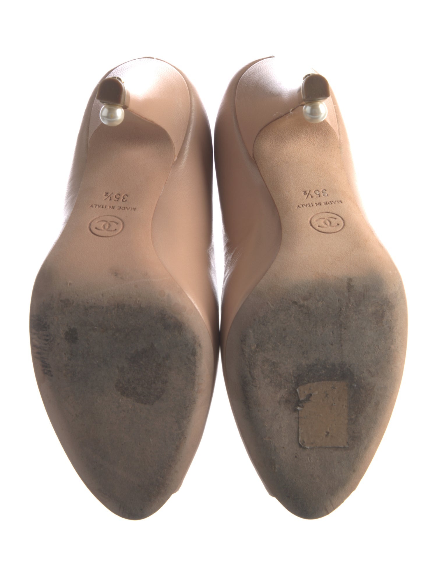 Chanel Interlocking CC Logo Leather Pumps