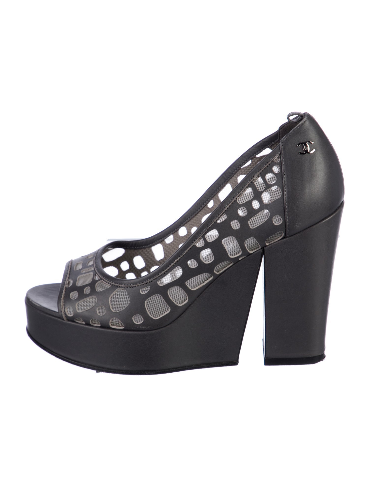 Chanel Interlocking CC Logo Leather Pumps