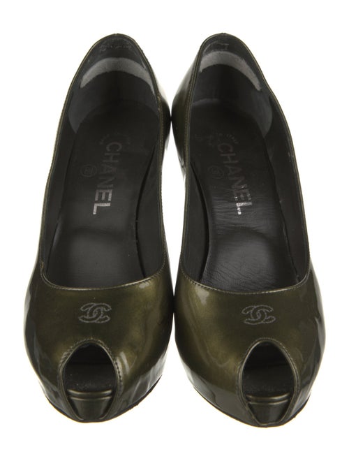 Chanel Interlocking CC Logo Patent Leather Pumps