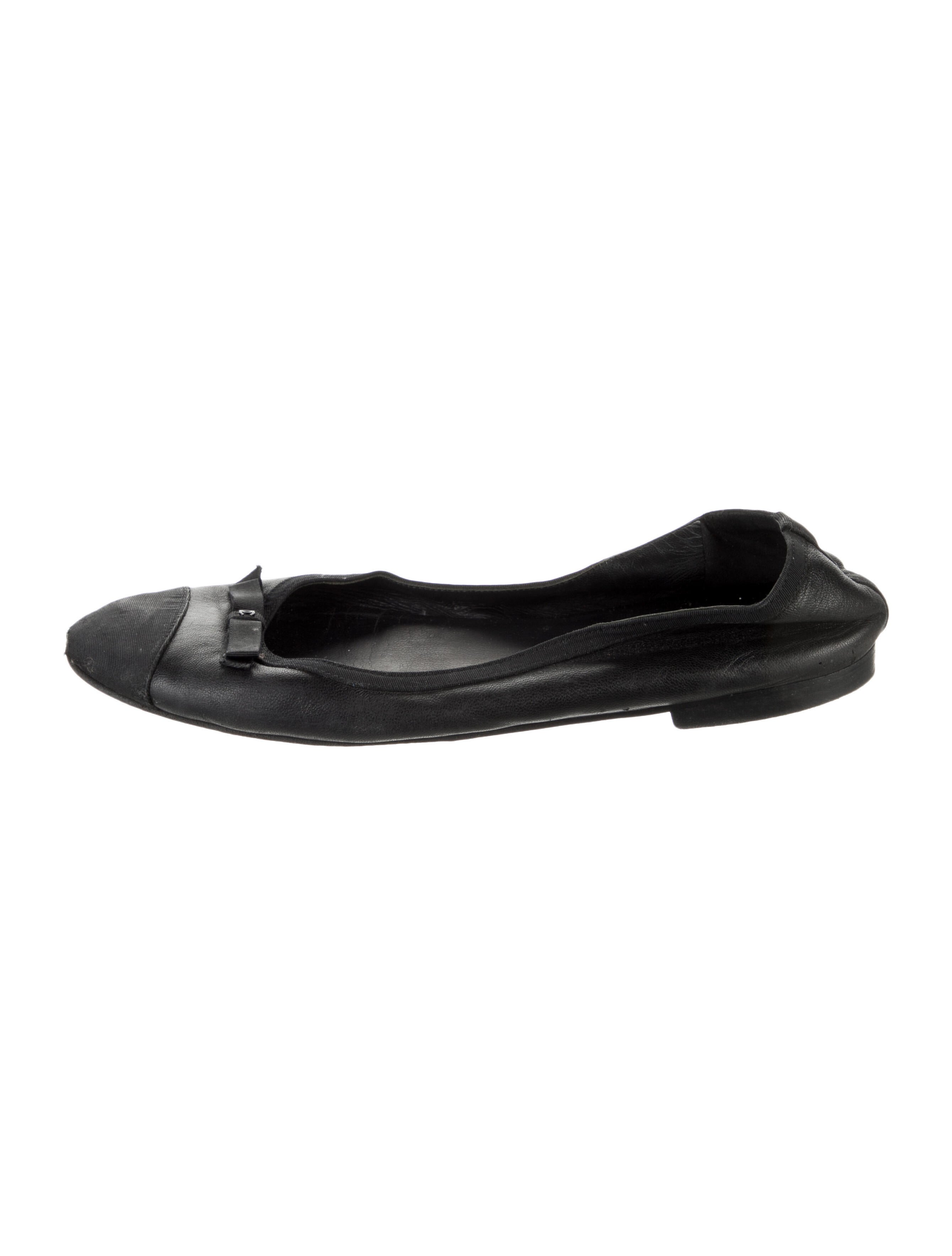 Chanel Interlocking CC Logo Leather Ballet Flats