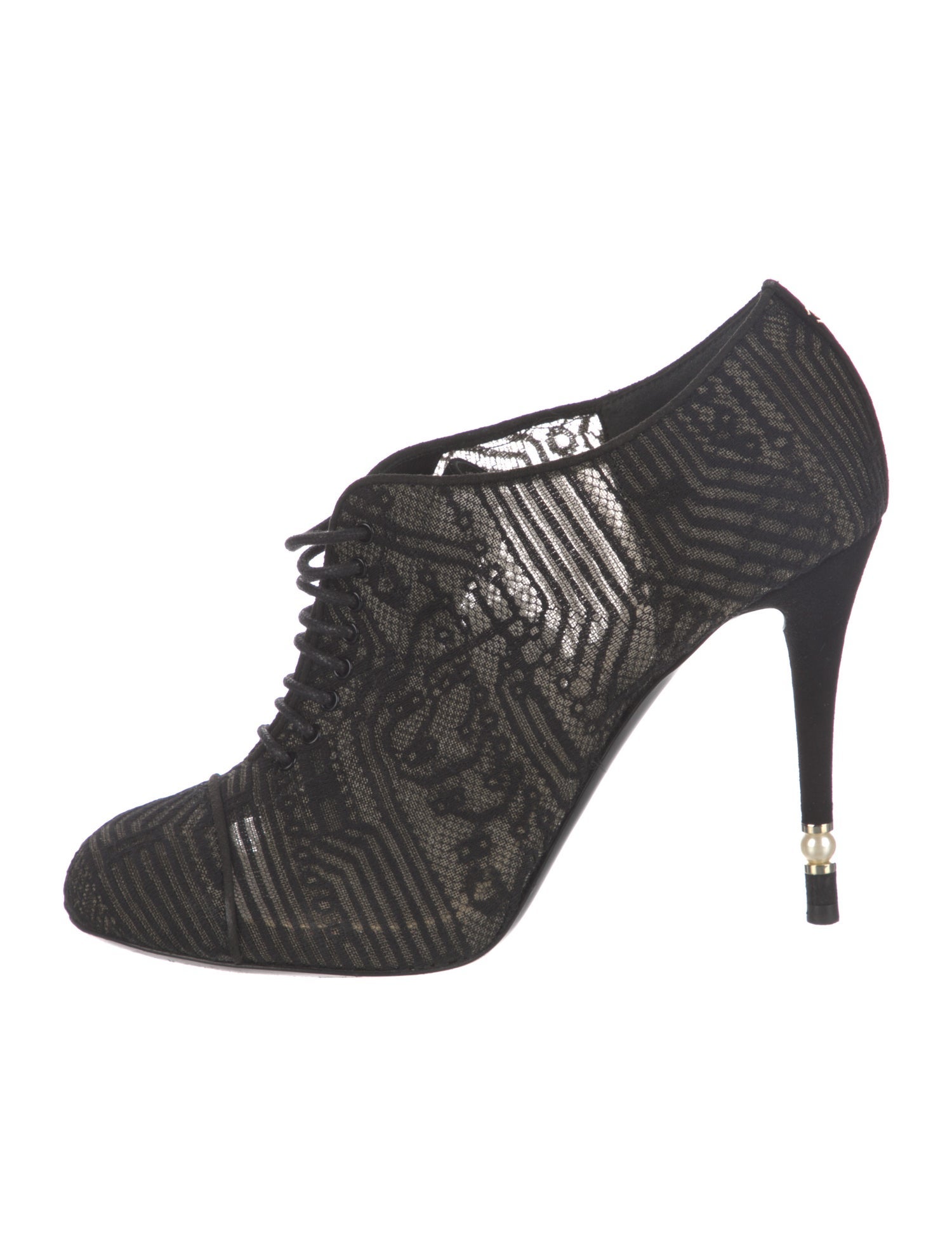 Chanel Interlocking CC Logo Lace Pumps