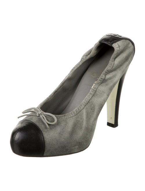 Chanel Interlocking CC Logo Leather Pumps