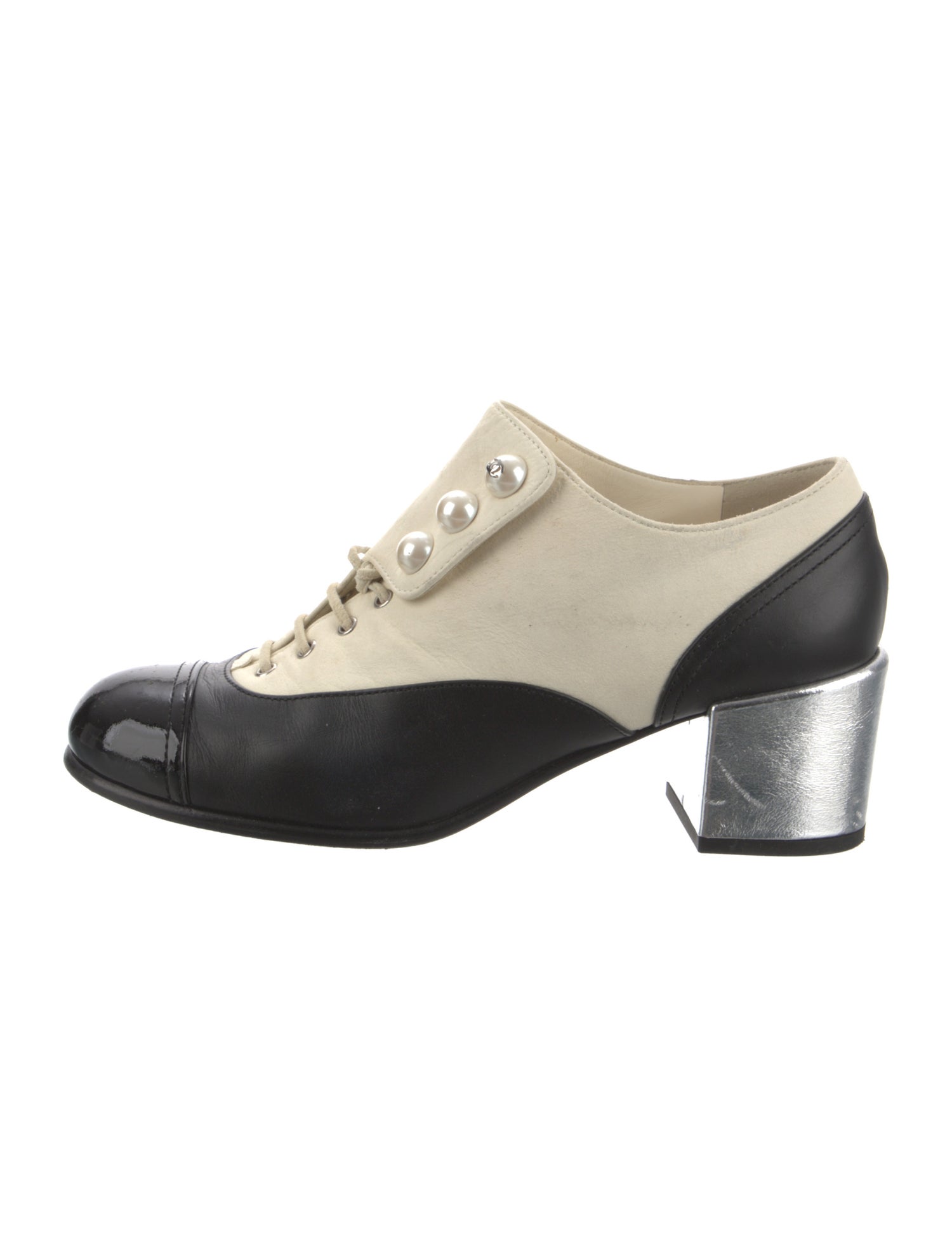 Chanel Interlocking CC Logo Leather Pumps