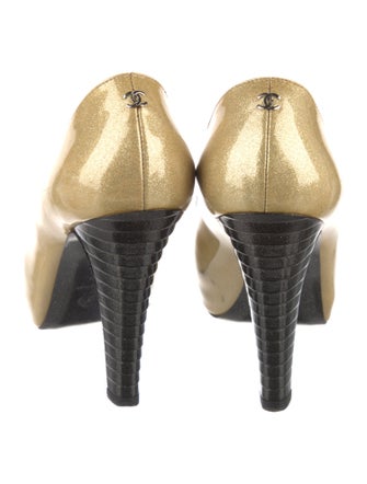 Chanel 2009 Interlocking CC Logo Pumps