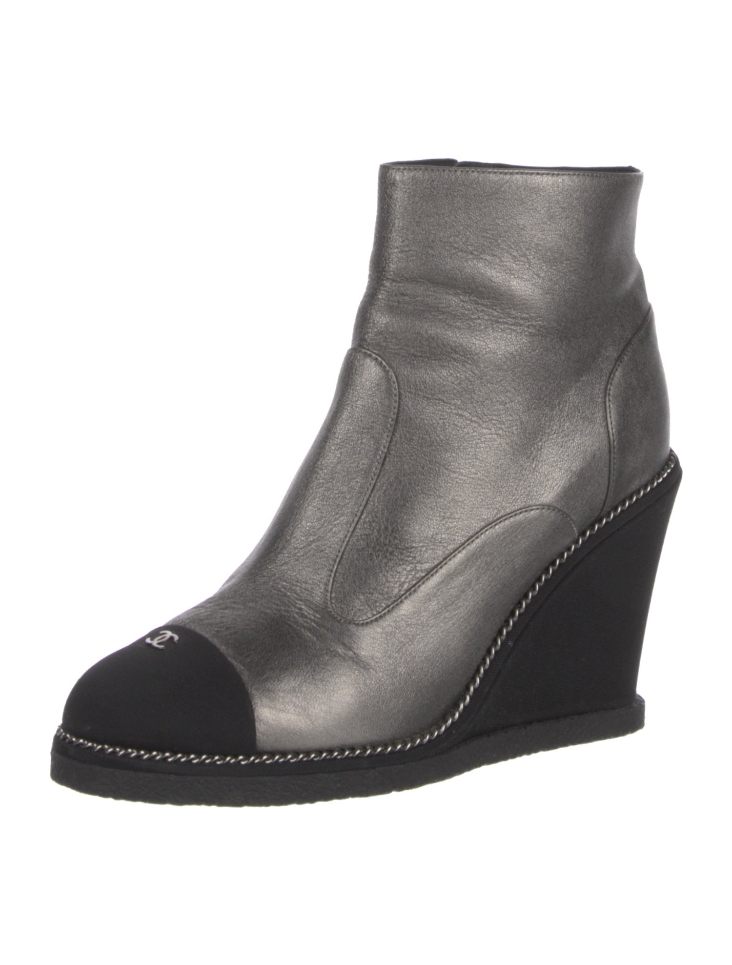 Chanel Interlocking CC Logo Leather Pumps