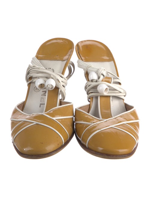 Chanel Interlocking CC Logo Leather Pumps