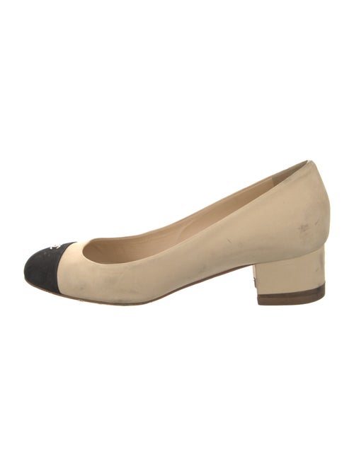Chanel Interlocking CC Logo Nubuck Pumps