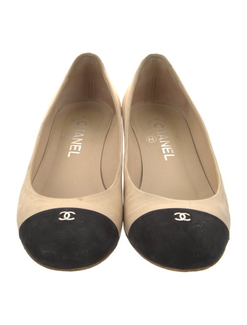 Chanel Interlocking CC Logo Nubuck Pumps