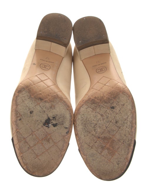 Chanel Interlocking CC Logo Nubuck Pumps