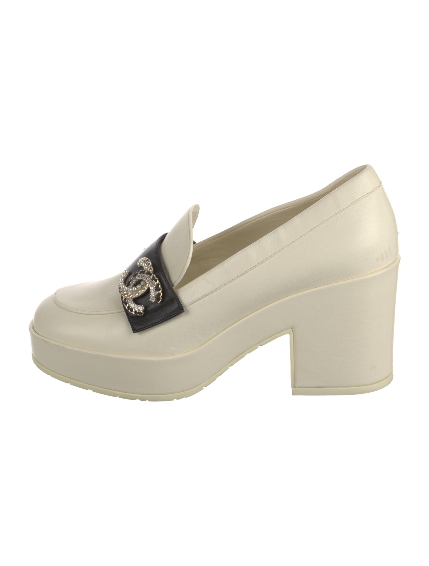 Chanel Interlocking CC Logo Leather Pumps