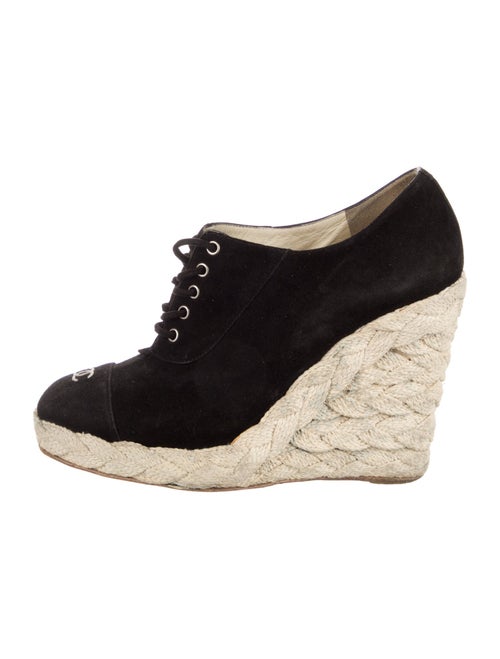 Chanel Interlocking CC Logo Suede Pumps