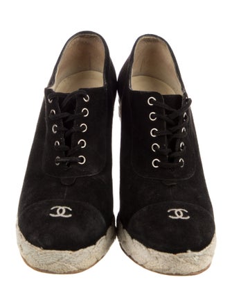 Chanel Interlocking CC Logo Suede Pumps