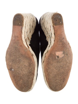 Chanel Interlocking CC Logo Suede Pumps