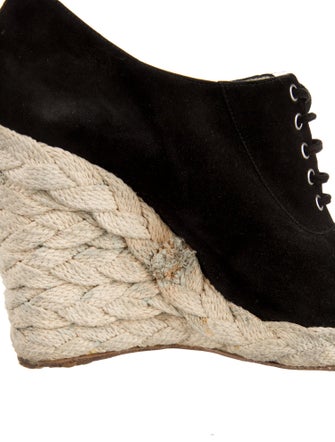 Chanel Interlocking CC Logo Suede Pumps