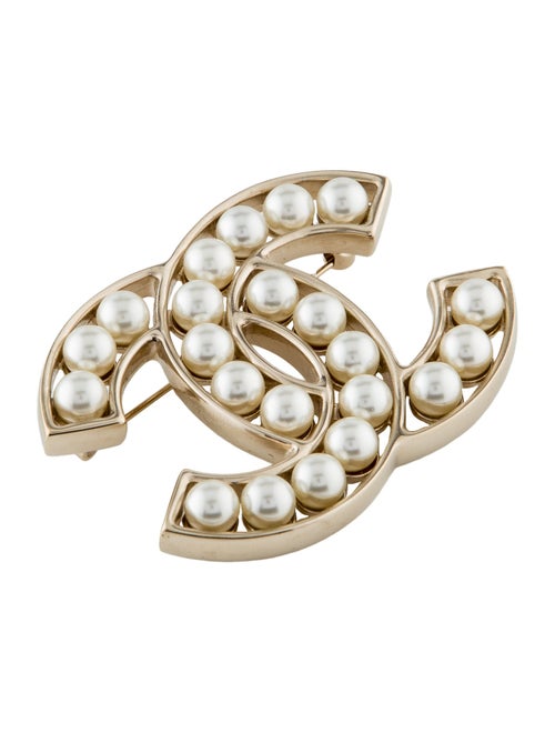 Chanel 2022 Faux Pearl CC Brooch Pin