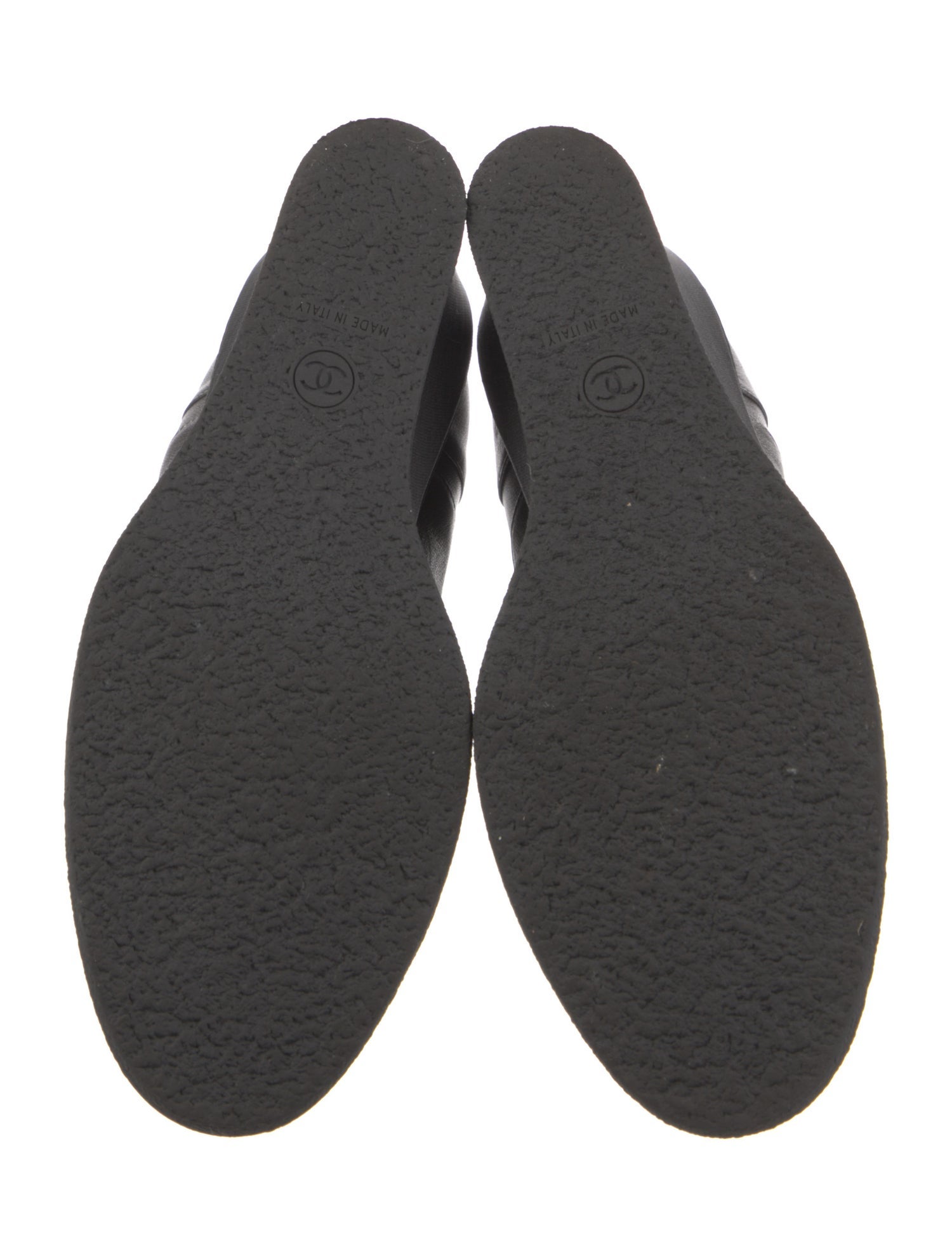 Chanel Interlocking CC Logo Leather Pumps