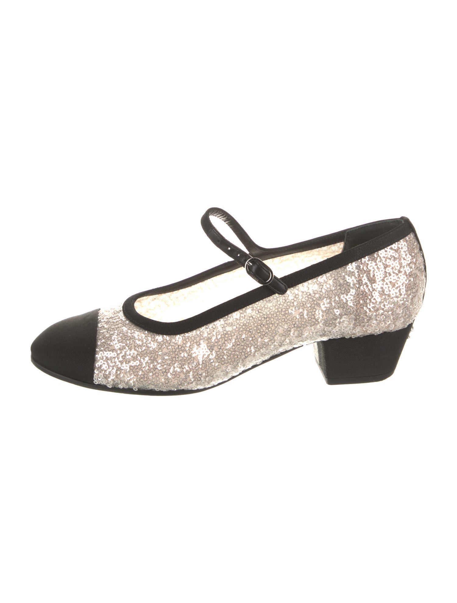 Chanel 2023 Interlocking CC Logo Pumps