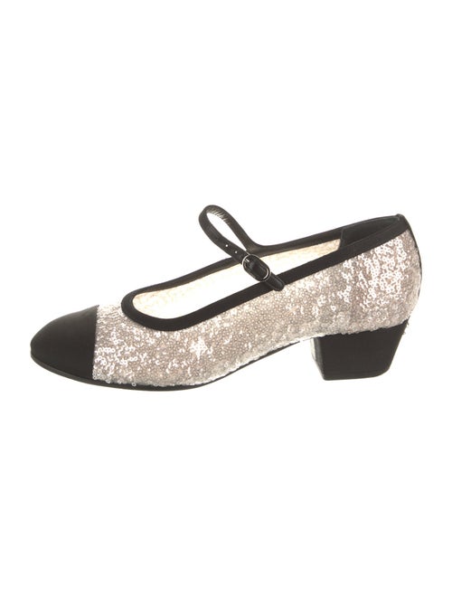 Chanel 2023 Interlocking CC Logo Pumps