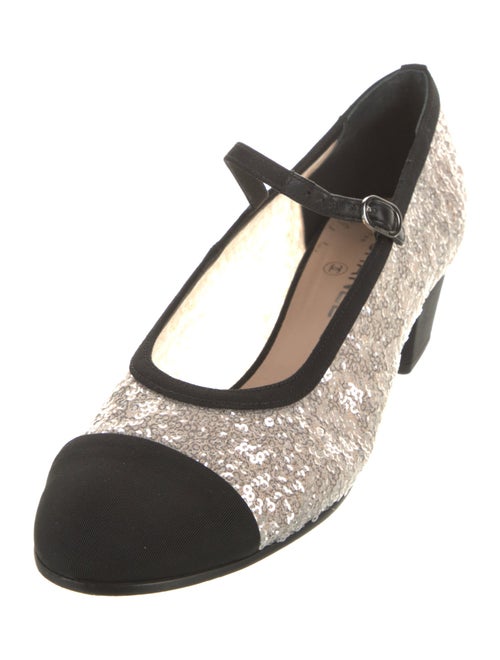 Chanel 2023 Interlocking CC Logo Pumps