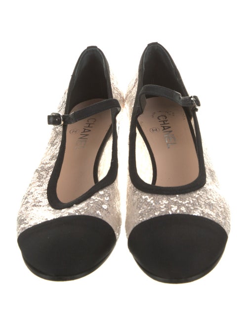 Chanel 2023 Interlocking CC Logo Pumps