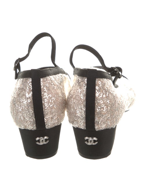 Chanel 2023 Interlocking CC Logo Pumps