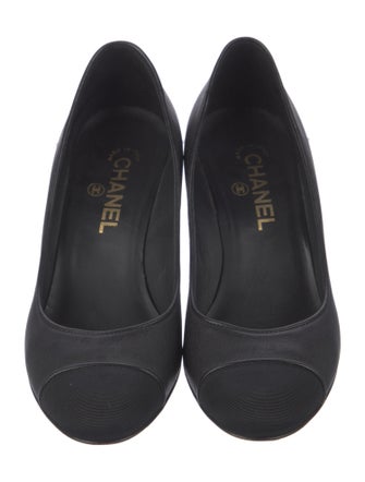 Chanel Interlocking CC Logo Leather Pumps