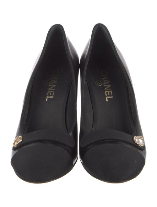 Chanel Interlocking CC Logo Leather Pumps