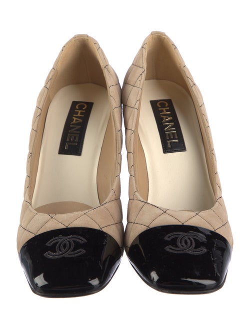 Chanel 2022 Interlocking CC Logo Pumps