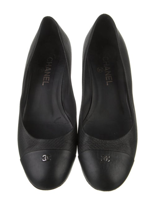 Chanel Interlocking CC Logo Leather Pumps