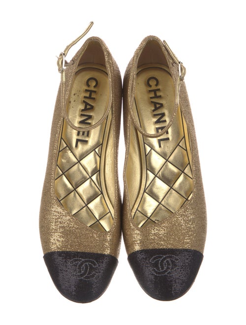 Chanel 2023 Interlocking CC Logo Pumps